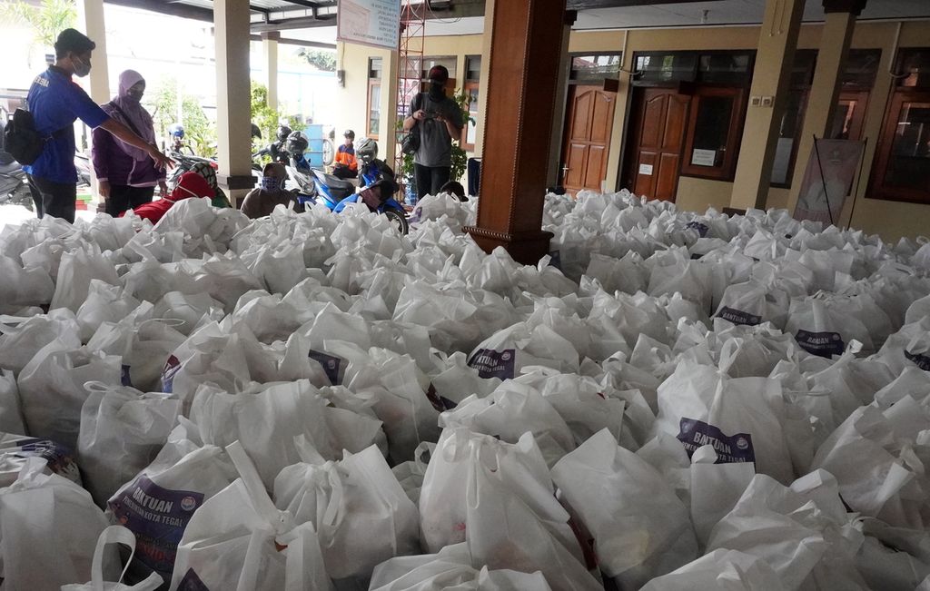 Petugas sedang mengecek ulang jumlah paket bahan pokok di Kelurahan Slerok, Kecamatan Tegal Timur, Kota Tegal, Jateng, Minggu (19/4/2020). Pemerintah Kota Tegal akan membagikan 16.365 paket bahan pokok bagi warga miskin dan terdampak Covid-19. 
