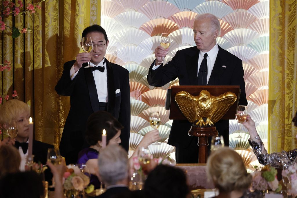 Presiden Amerika Serikat Joe Biden dan Perdana Menteri Jepang Fumio Kishida saling bersulang saat makan malam kenegaraan di Ruang Timur Gedung Putih pada 10 April 2024 di Washington DC, AS.