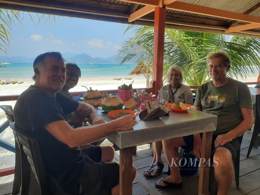 Andy Saunders, Sevaly Sen, Mia Fennel, dan Luke Fennell (dari kanan) saat berkunjung ke Pantai Padang Melang, Pulau Jemaja, Kabupaten Anambas, Kepulauan Riau, Kamis (25/7/2024). Mereka mengagumi keindahan alam sekaligus memberi masukan bagi pariwisata Kepulauan Anambas. 