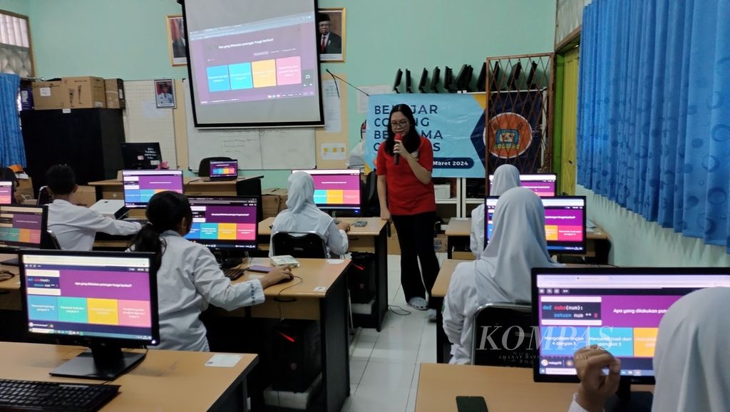 Komunitas Coding with Peers (Codeers) yang digagas Aurelia Benita Sitanggang (16), siswa Junior College One di Singapore Intercultural School di Kelapa Gading, Jakarta Utara, memberikan pembelajaran <i>coding</i> gratis bagi siswa SMP Negeri Jakarta, Jumat (22/3/2024). Penguasaan kecakapan digital, salah satunya <i>coding</i>, mendorong siswa untuk bisa produktif memanfaatkan perkembangan teknologi digital.