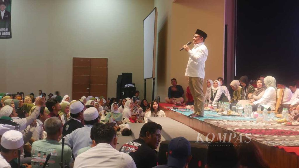 Calon wakil presiden nomor urut 1, Muhaimin Iskandar, berkonsolidasi dengan relawan Basra Amin (Bali Satu Suara untuk Anies Baswedan-Muhaimin Iskandar) di Kabupaten Badung, Bali, Jumat (26/1/2024).