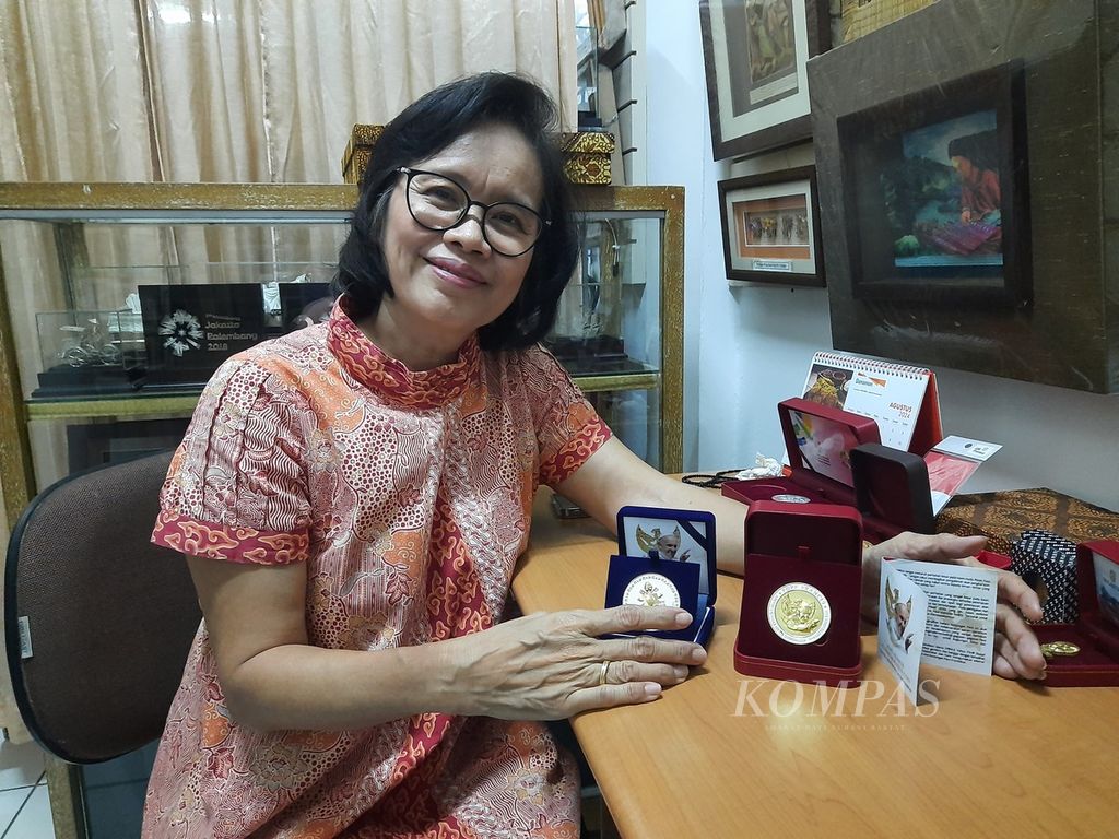 Pemilik Onie Craft, Yosephine E Onie, menjual koin Paus Fransiskus sebagai suvenir lawatan pemimpin umat Katolik dunia itu di bilangan Petogogan, Jakarta, Kamis (29/8/2024). Buah tangan itu banyak dicari umat Katolik dari sejumlah daerah, dari Sumatera hingga Papua. Sebagian keuntungan yang diterima akan didonasikan pada kelompok terpinggirkan.