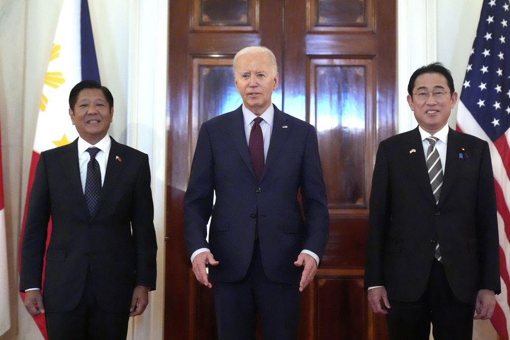Presiden Amerika Serikat Joe Biden (tengah), Presiden Filipina Ferdinand Marcos Jr (kiri), dan Perdana Menteri Jepang Fumio Kishida berpose sebelum pertemuan trilateral di Ruang Timur Gedung Putih di Washington, 11 April 2024.