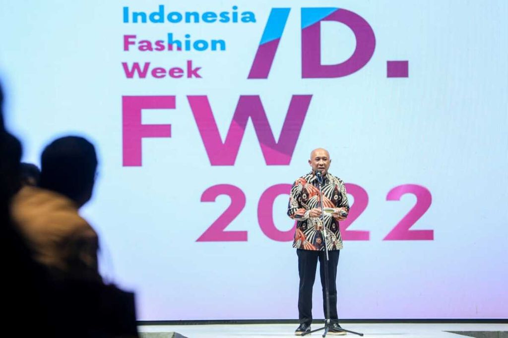 Menteri Koperasi dan Usaha Kecil Menengah Teten Masduki mengungkapkan apresiasinya atas begitu banyak potensi industri kreatif di sektor <i>fashion</i> dalam penutupan Indonesia Fashion Week 2022 di Jakarta Convention Center, Minggu (17/4/2022). 