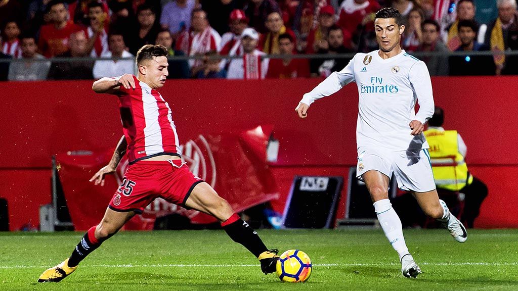  Bintang Real Madrid, Cristiano Ronaldo, berebut bola dengan pemain Girona, Pablo Maffeo, pada laga La Liga di Stadion Montilivi, Girona, 29  Oktober 2017. Pada laga itu, Real Madrid kalah 1-2. Kedua tim akan kembali bertemu di Stadion Santiago Bernabeu, Senin (19/3) pukul 2.45 WIB. 