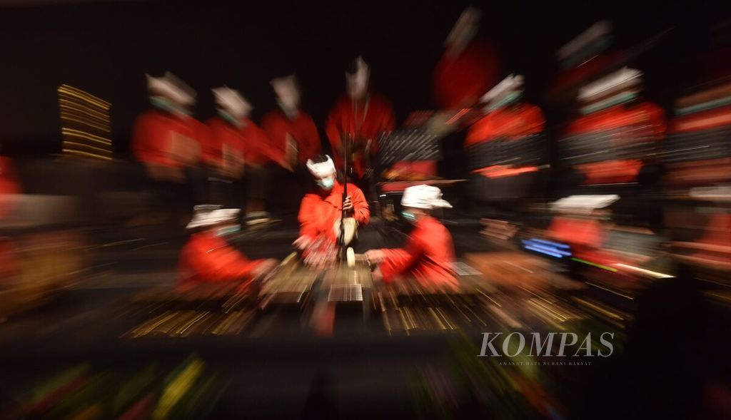 Pentas The Laras Of Gamelan Merah Putih pimpinan produksi Heri Prasetyo tampil di Gedung Cak Durasim, Kota Surabaya, Rabu (9/3/2022) malam.