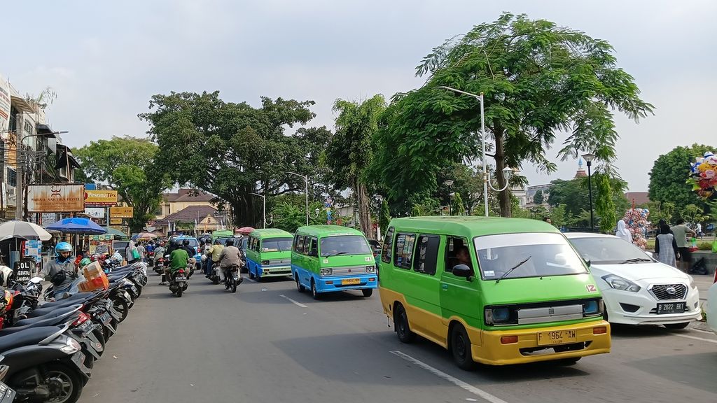 Sejumlah angkot berjalan lambat dan sering berhenti di badan jalan untuk mencari penumpang di Jalan Dewi Sartika, Kota Bogor, Jawa Barat, Selasa (18/4/2023). 