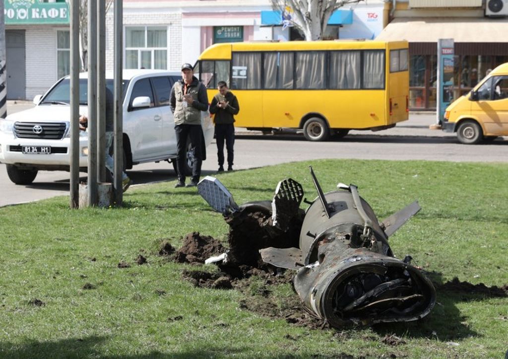 Potongan atau serpihan rudal terlihat di tanah setelah serangan di stasiun kereta api di kota Kramatorsk, ibu kota Donetsk di wilayah Donbass, 8 April 2022. 