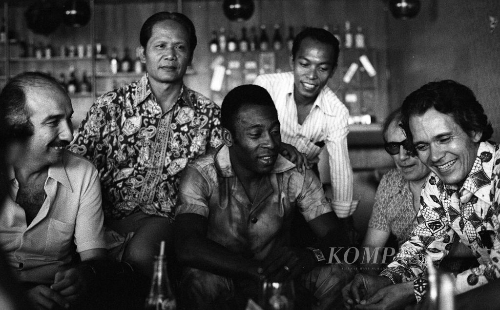 Bintang sepak bola Pele di Hotel Kartika Plaza, Jakarta. Pele tiba di Jakarta pada 19 Juni 1972 bersama kesebelasan FC Santos. Mereka bertanding dengan PSSI di Stadion Utama Senayan pada 21 Juni 1972. 