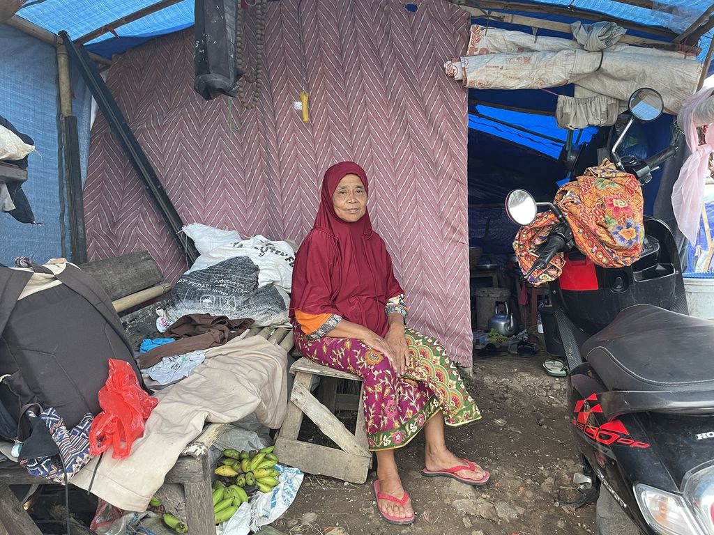 Imas Masitoh (63), penyintas gempa Cianjur, duduk di depan tenda pengungsian di Kampung Kawunggading, Desa Cibulakan, Kecamatan Cugenang, Kabupaten Cianjur, Kamis (23/3/2023).