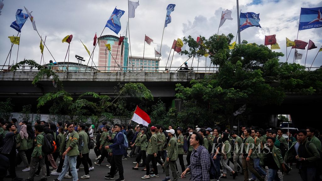 Sejumlah mahasiswa dari beberapa perguruan tinggi di Jakarta melakukan aksi<i> long march</i> menuju Istana Negara dari kampus Universitas Trisakti, Jakarta, Rabu (7/2/2024). Aksi para mahasiswa ini mengritisi sikap politik Presiden Joko Widodo yang membuat kegaduhan menjelang Pemilu 2024. 