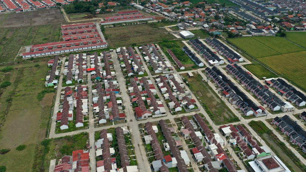 Foto udara rumah tapak di Kecamatan Tambun Utara, Kabupaten Bekasi, Jawa Barat, Kamis (6/10/2022). 