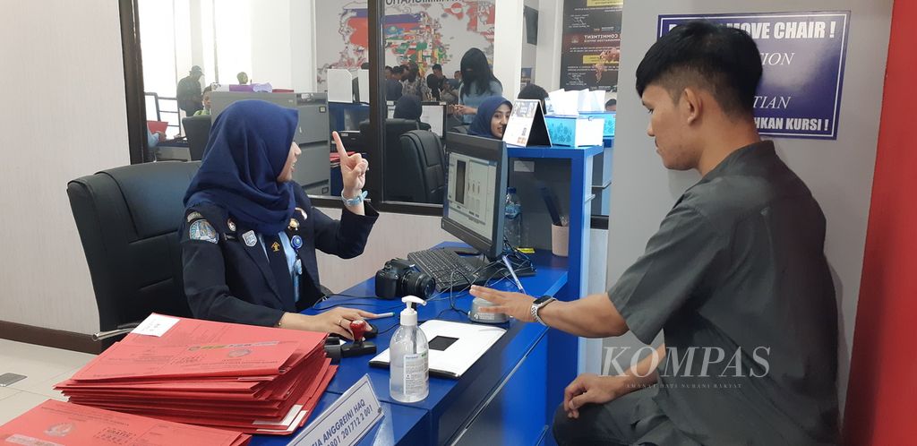 Salah satu warga negara asing mengakses layanan bimetric untuk pengurusan izin tinggal di Kanimsus TPI Surabaya, Kamis (20/7/2023). Direktorat Jenderal Imigrasi meluncurkan Layanan Edukasi Literasi Keimigrasian (Lentera) untuk memudahkan masyarakat 