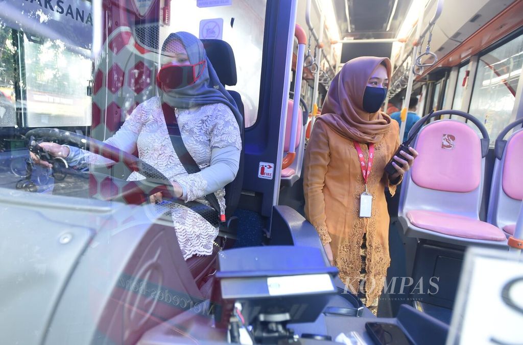 Awak Suroboyo Bus dengan menggunakan kebaya bersiap untuk bertugas di Terminal Bungurasih, Sidoarjo, Jawa Timur, Selasa (21/4/2020). 