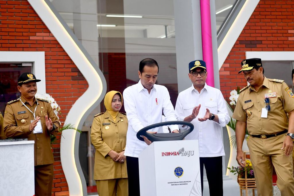 Presiden Joko Widodo bersama Nyonya Iriana meresmikan empat terminal tipe A yang baru direvitalisasi dari Purworejo, Jawa Tengah, Selasa (2/1/2024). Sebagai tanda peresmian, klakson dibunyikan.