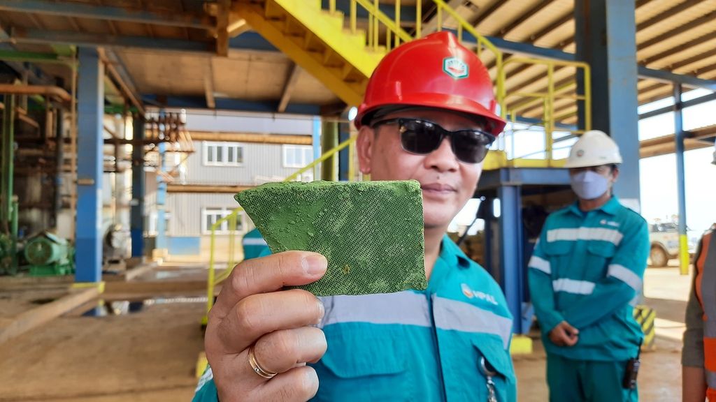 Head of Technical Support PT Halmahera Persada Lygend Rico W Albert memegang MHP nikel, produk yang dihasilkan pabrik HPAL milik grup Harita Nickel itu, di Pulau Obi, Kabupaten Halmahera Selatan, Maluku Utara, Minggu (9/4/2023).