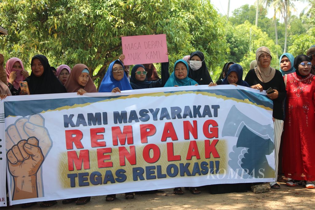 Para perempuan melakukan aksi tolak relokasi di Kampung Sembulang, Kecamatan Galang, Kota Batam, Kepualaun Riau, Kamis (28/9/2023). Warga mengatakan, lokasi akan bertahan di kampung meski harus mengalami konsekuensi yang buruk.