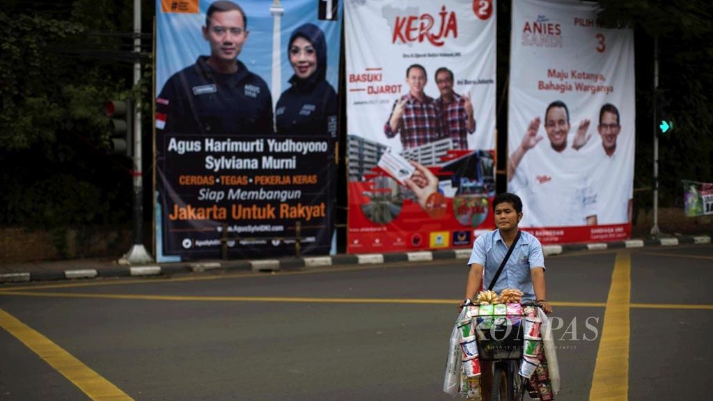 Baliho bergambar tiga pasangan cagub/cawagub yang akan maju dalam Pilkada DKI Jakarta di Tugu Tani, Jakarta Pusat, Selasa (22/11).