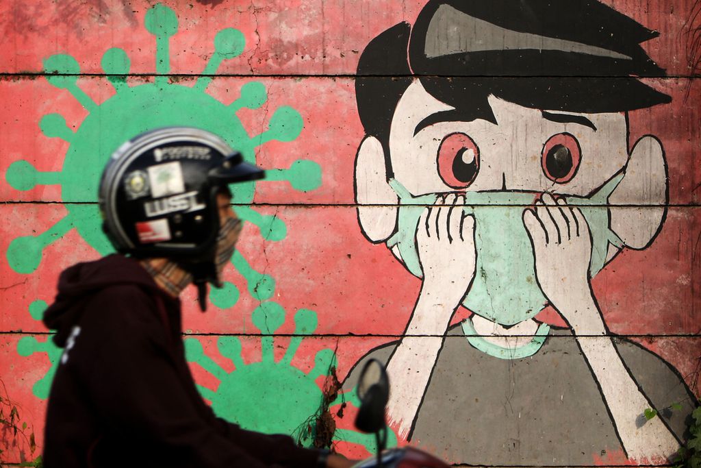 Mural kampanye untuk mengenakan masker menghiasi tembok di Jalan Raya Lapan, Rumpin, Kabupaten Bogor, Minggu (30/5/2021). Penggunaan masker yang tepat menjadi salah satu kunci pengendalian penyebaran Covid-19. 