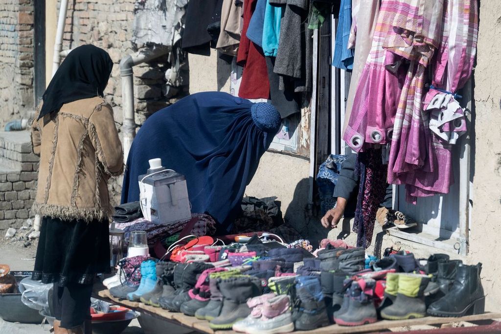 Perempuan Afghanistan membeli barang bekas di Kabul pada 14 Februari 2024.