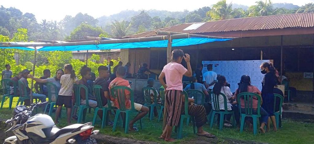 Suasana pemungutan suara di Desa Klatanlo, Kecamatan Wulanggitang, Kabupaten Flores Timur, Nusa Tenggara Timur, pada Rabu (14/2/2024). Desa itu masuk zona merah terdampak erupsi Gunung Lewotobi Laki-laki.
