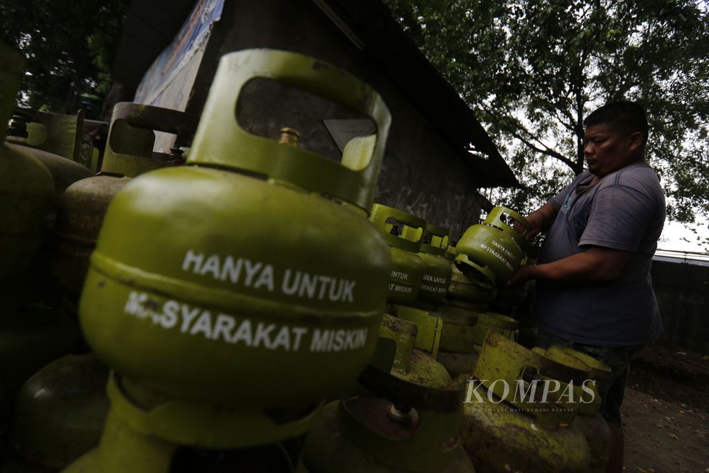 Pekerja menata elpiji bersubsidi ukuran 3 kilogram di agen penjualan elpiji di kawasan Gedong, Pasar Rebo, Jakarta Timur, Rabu (1/11/2023). 