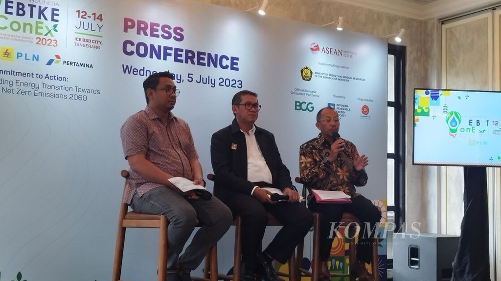 Ketua Steering Committee of 11th Indonesia EBTKE 2023 ConEx Eka Satria (kanan) menjelaskan mengenai keterlibatan kaum muda dalam transisi energi saat konferensi pers acara Indonesia EBTKE ConEx 2023 ke-11 bertajuk From Commitment to Action: Safeguarding Energy Transition Towards Indonesia Net Zero Emissions 2060, di Jakarta, Rabu (5/7/2023).