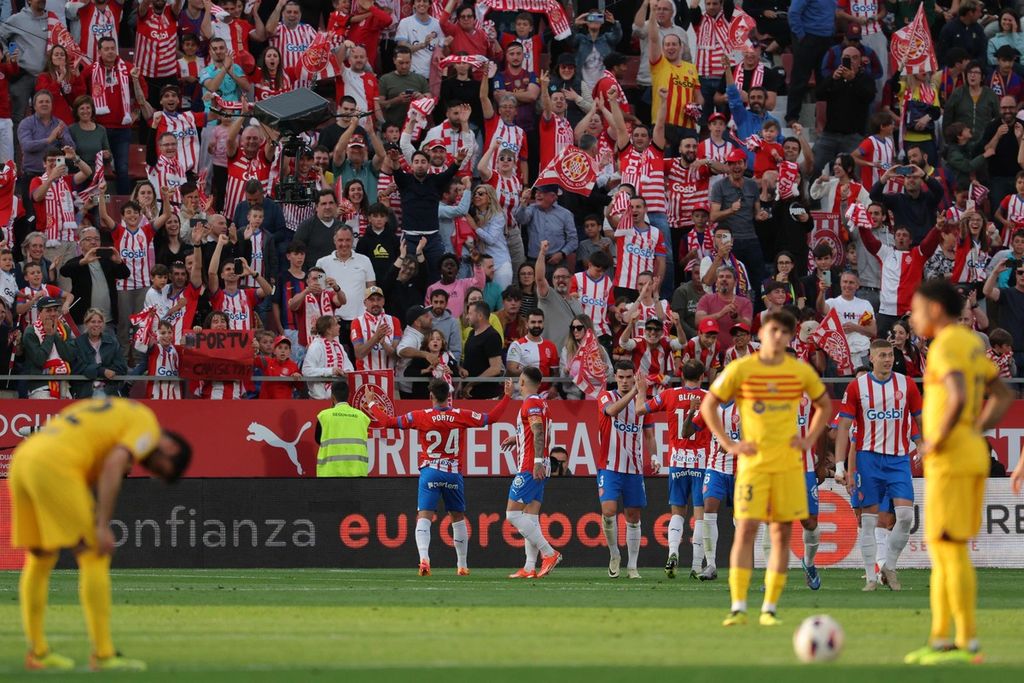 Striker Girona Cristian Portugues bergembira seusai mencetak gol ke gawang Barcelona pada laga Liga Spanyol, Sabtu (4/5/2024). 