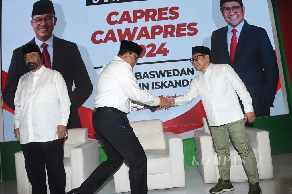 Potential presidential candidate Anies Baswedan shook hands with potential vice presidential candidate Muhaimin Iskandar after delivering a speech at the Presidential and Vice Presidential Candidate Declaration for the 2024 Change Coalition for Unity at Hotel Majapahit, Surabaya, on Saturday (2/9/2023).