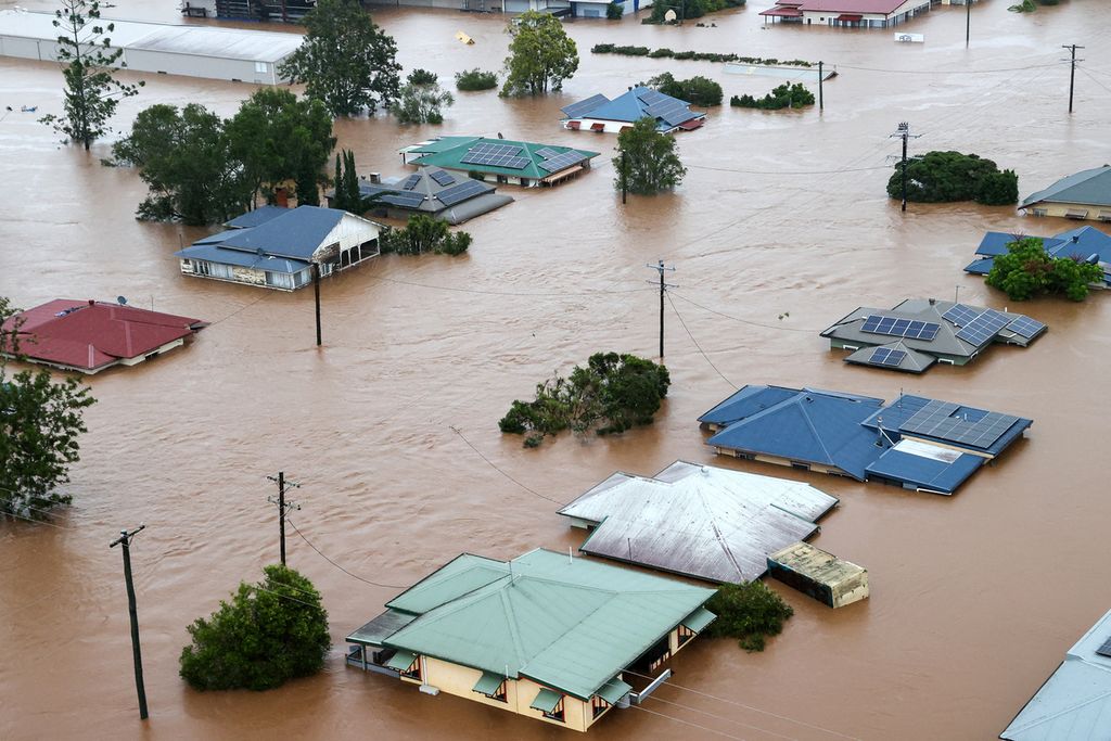 Foto yang diambil pada 28 Februari 2022 menunjukkan pemandangan udara bangunan-bangunan yang terendam banjir di bagian utara kota Lismore, Negara Bagian New South Wales, Australia. Foto diambil dari helikopter yang turut dalam Operasi Flood Assist 2022. 