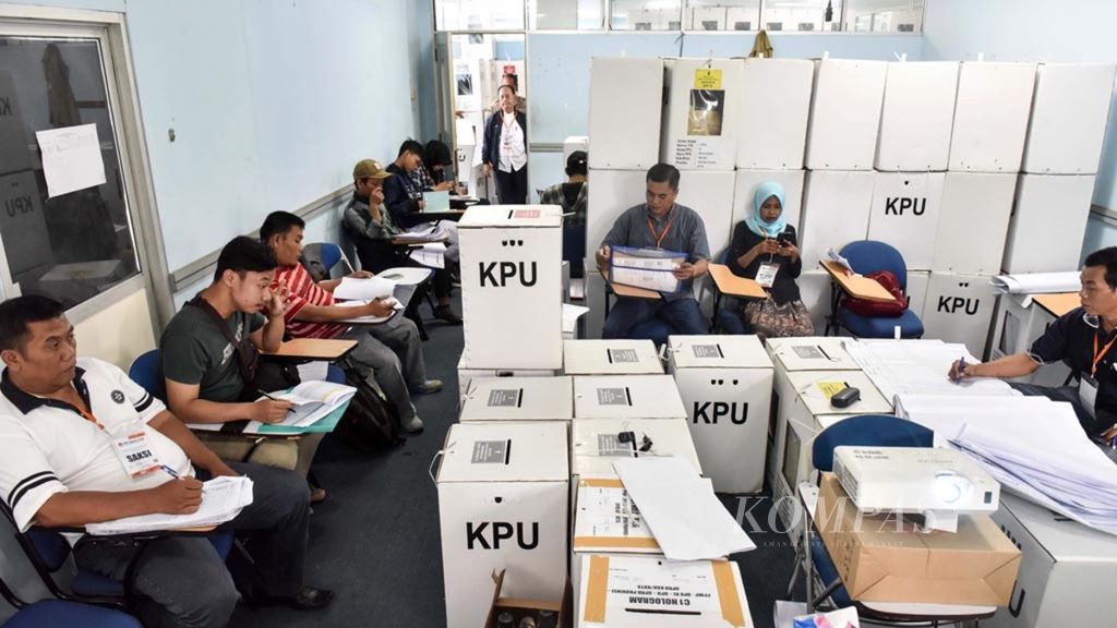 Petugas Panitia Pemilihan Kecamatan (PPK) Pamulang, Tangerang Selatan, Banten, disaksikan para saksi menyelesaikan rekapitulasi suara Pemilu 2019, di Pondok Cabe Udik, Pamulang, Tangerang Selatan, Senin (6/5/2019).