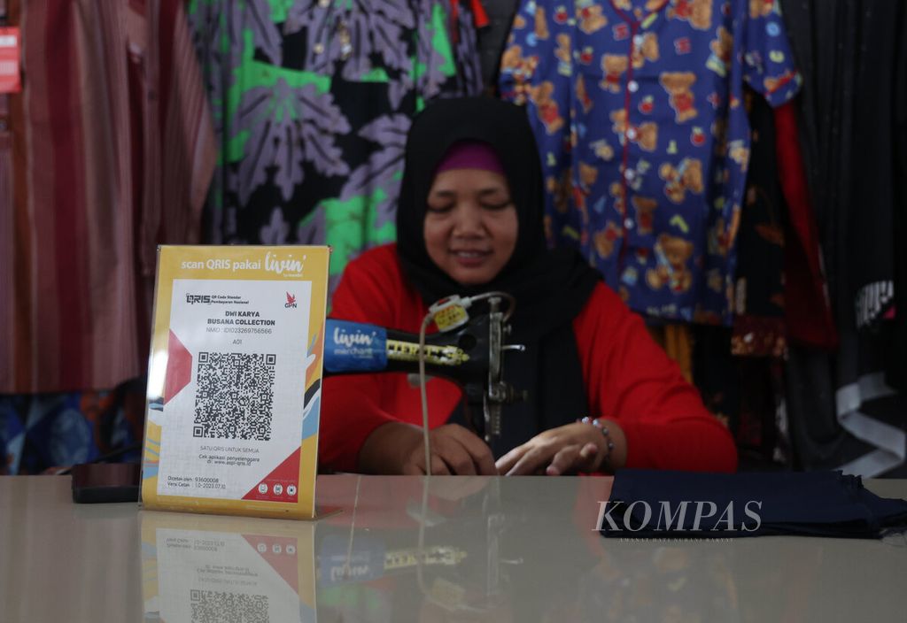 Kode batang yang mulai banyak dikenalkan dan digunakan pedagang untuk pembayaran nontunai di Pasar Johar, Kota Semarang, Jawa Tengah, Senin (29/1/2024). Pedagang pasar tradisional saat ini mulai banyak dikenalkan dengan perangkat digital untuk pembayaran hingga aplikasi sosial media sebagai promosi produk mereka.