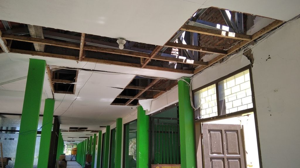 Ilustrasi. Kondisi kerusakan plafon gedung Madrasah Aliyah Negeri 2 Kabupaten Malang di Kecamatan Turen, Jawa Timur, yang rusak oleh gempa, terlihat masih berlubang, Senin (20/4/2021).