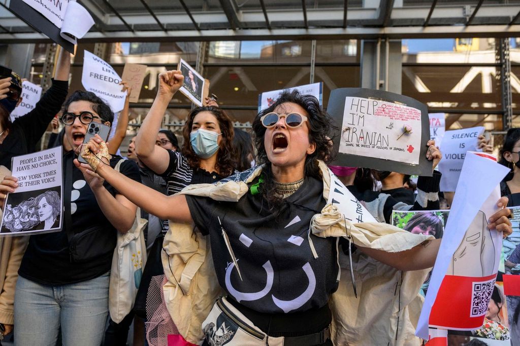 Para aktivis berdemonstrasi di luar gedung<i> The New York Times</i> di New York City, AS, 27 September 2022, memprotes kematian Mahsa Amini di Iran. 