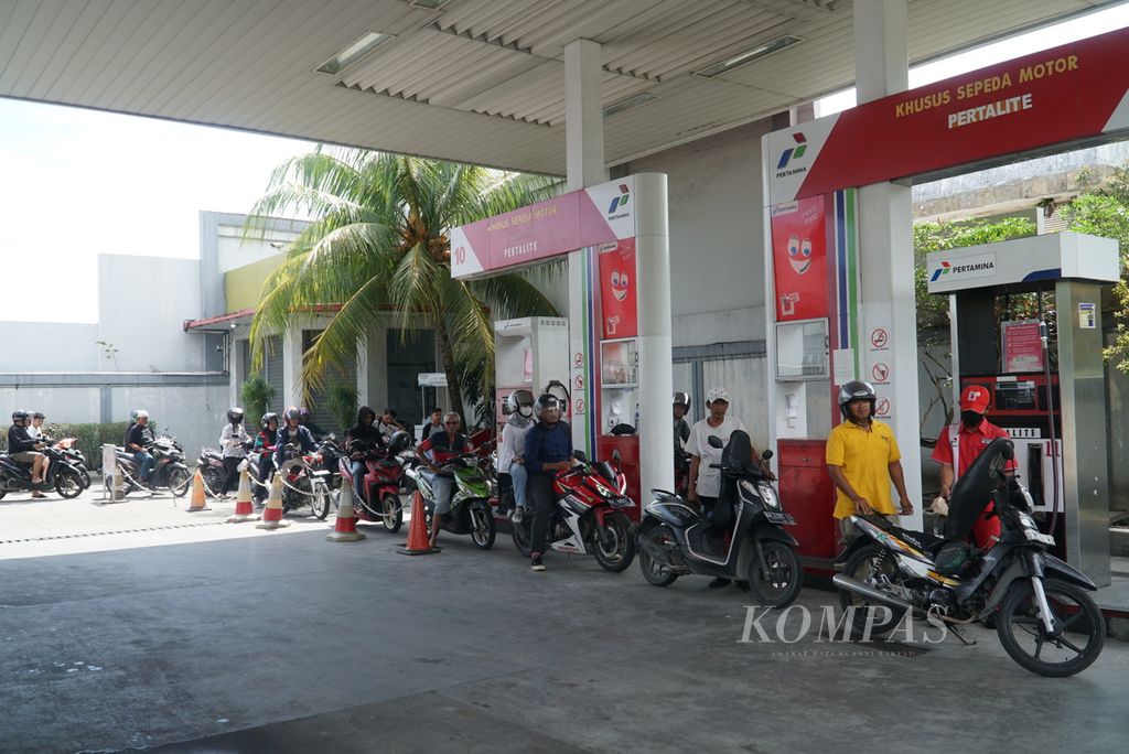 Petugas mengisikan pertalite untuk pengendara sepeda motor di SPBU Tabing, Kecamatan Koto Tangah, Kota Padang, Sumatera Barat, Selasa (23/8/2022).