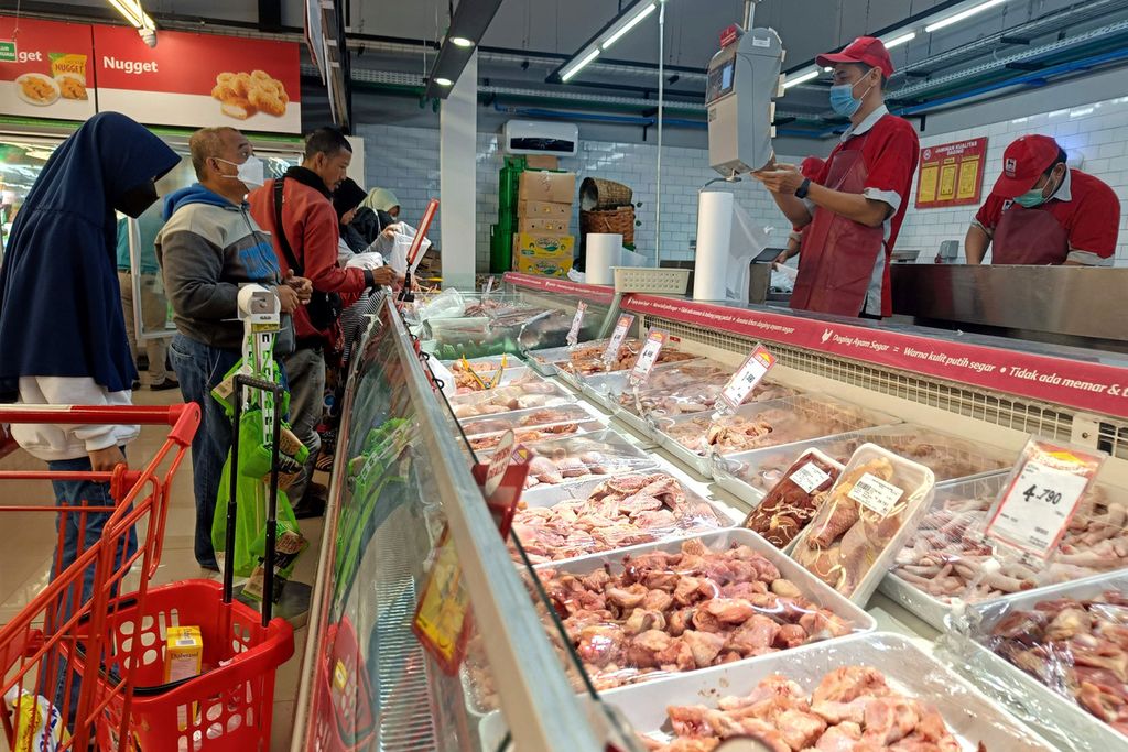 Konsumen memilih daging di pasar swalayan Super Indo di Jalan Ciater Raya, Serpong, Tangerang Selatan, Banten, Rabu (22/3/2023). Tempat-tempat belanja banyak didatangi warga yang berbelanja kebutuhan Ramadhan. 