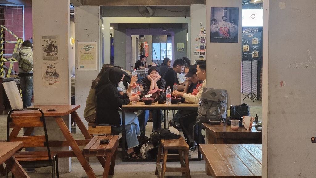 Sejumlah pengunjung berdiskusi sambil menyantap makan siang di The Hallway Space, Pasar Kosambi, Kota Bandung, Jawa Barat, Rabu (25/5/2022).