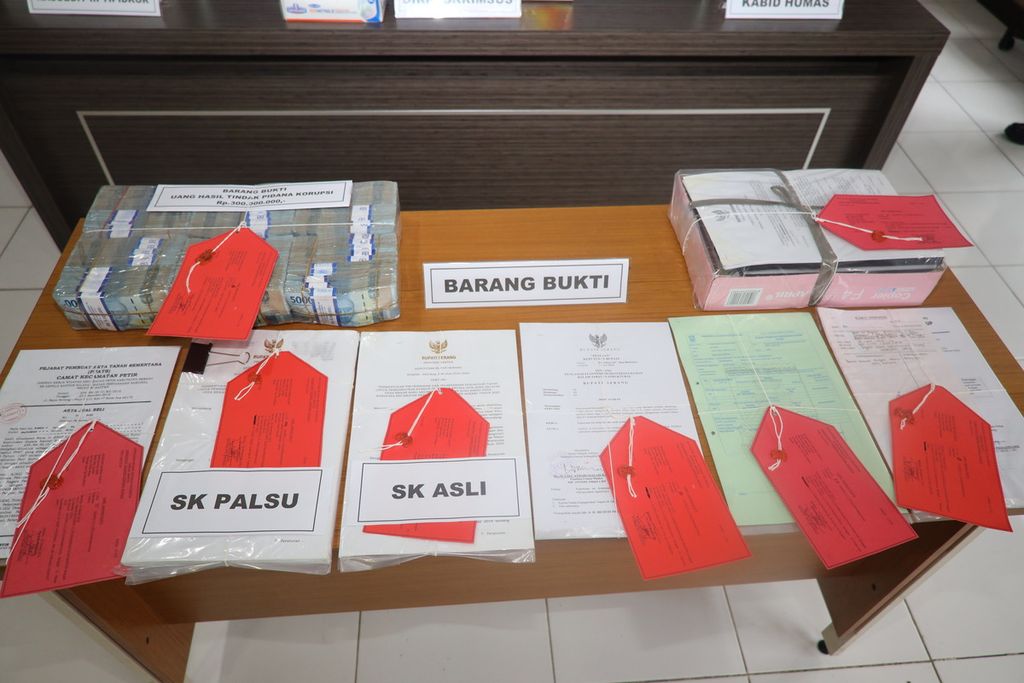 Para tersangka memalsukan surat keputusan bupati, menggelembungkan harga tanah sampai 300 persen, dan tak membayar langsung kepada pemilik lahan dalam korupsi pengadaan lahan stasiun peralihan antara pada Dinas Lingkungan Hidup Kabupaten Serang di Banten, Senin (30/5/2022).