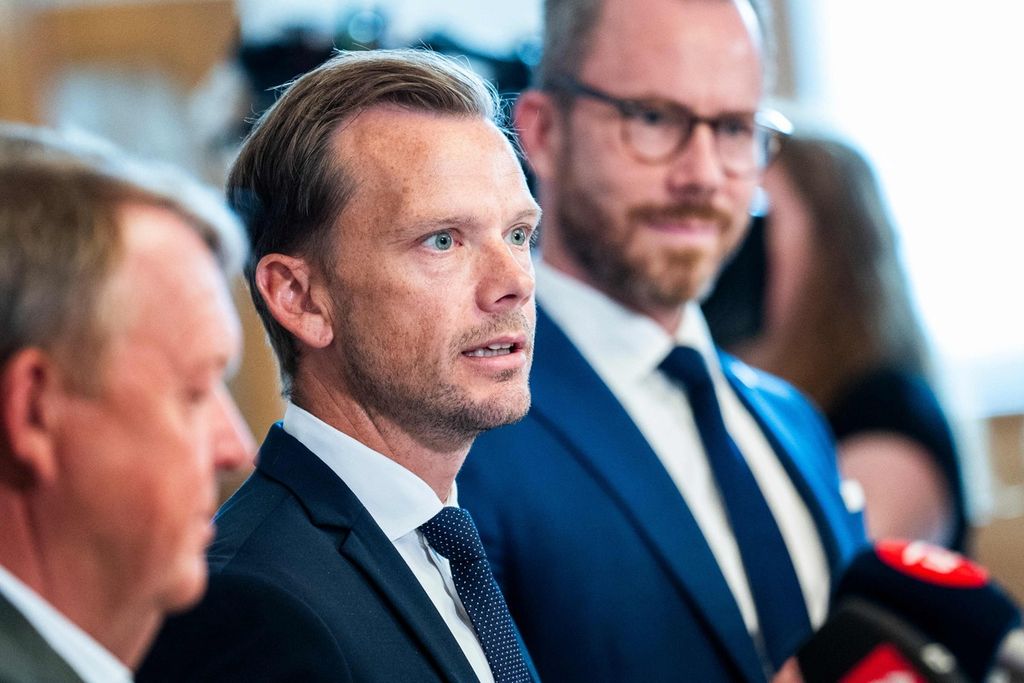 (Dari kiri ke kanan) Menteri Luar Negeri Denmark Lars Loekke Rasmussen, Menteri Kehakiman Denmark Peter Hummelgaard, dan Wakil Perdana Menteri Denmark Jakob Ellemann-Jensen memaparkan rencana amandemen UU terkait pelarangan pembakaran Al-Quran kepada wartawan di Kopenhagen, Denmark, Jumat (25/8/2023). 