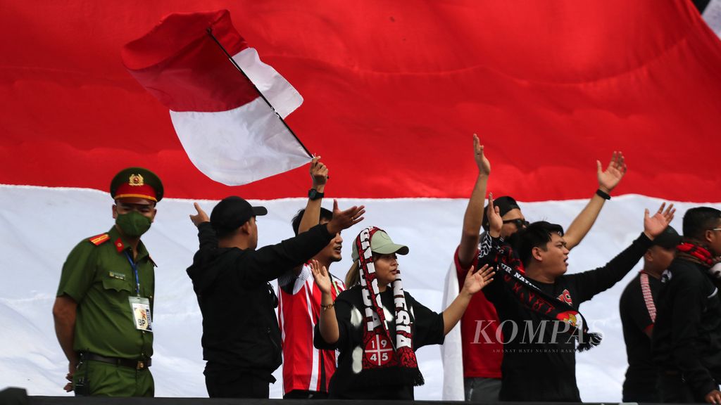 Suporter Indonesia memberikan dukungan kepada tim nasional sepak bola saat melawan Thailand dalam babak semifinal cabang sepak bola SEA Games Vietnam 2021 di Stadion Thien Truong, Nam Dinh, Vietnam, Kamis (19/5/2021). 
