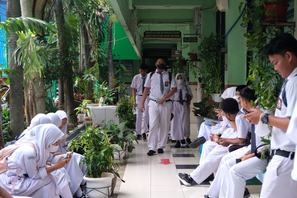 Sejumlah siswa berjalan di lobi SMA Negeri 35 Jakarta, Kecamatan Tanah Abang, Jakarta Pusat, saat jam pulang sekolah, Senin (5/12/2022).