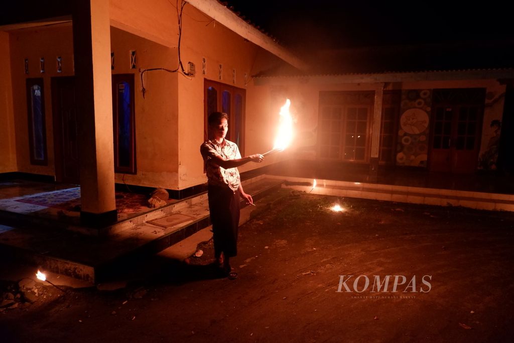 Warga membakar <i>dila jojor</i> (lampu <i>jojor</i>), yang disebut tradisi maleman, di Dusun Kwang Jukut, Desa Pringgarata, Kabupaten Lombok Tengah, Nusa Tenggara Barat, Jumat (22/4/2022) malam. Maleman adalah tradisi yang digelar sebagian masyarakat Muslim di Lombok pada malam ganjil di sepuluh hari terakhir Ramadhan untuk menyambut malam Lailatul Qadar.