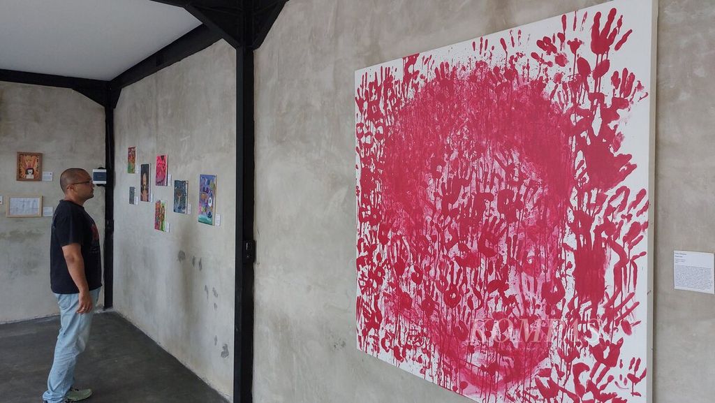 Ilustrasi. Karya seniman asal Bali, Prajna Dewantara, berjudul "Blood Oath" dengan menggunakan cat berwarna merah monokromatik menggambarkan sosok anak kecil yang merepresentasikan luka masa lalu sebagai korban kekerasan seksual. Karya tersebut dipajang bersama 55 karya seni anak-anak berusia 12-17 tahun dalam pameran Speak Up di NEHA Hub, Cilandak, Jakarta Selatan, Rabu (9/8/2023). 
