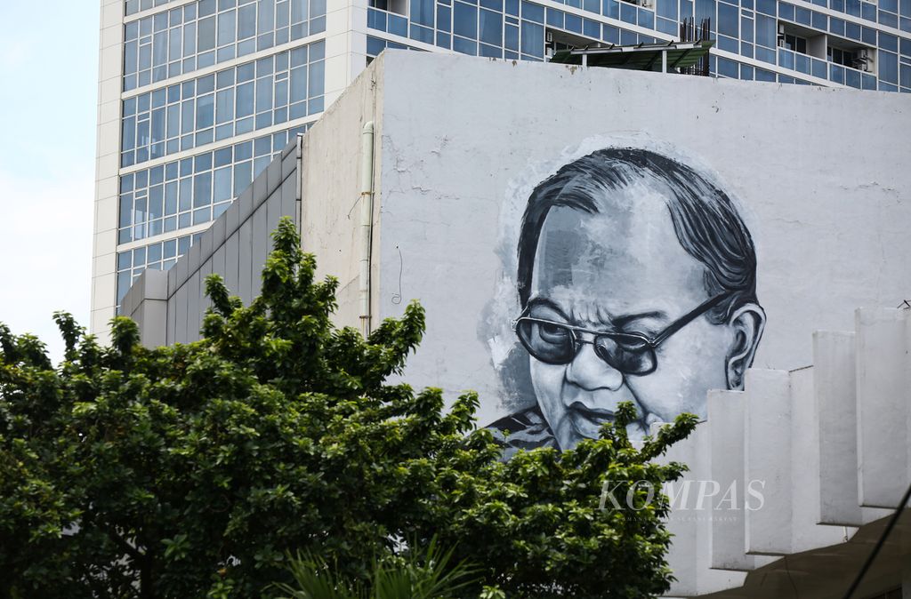 Mural HB Jassin menghiasi bangunan Pusat Dokumentasi Sastra HB Jassin di kompleks Taman Ismail Marzuki (TIM), Cikini, Jakarta Pusat, 11 Februari 2020. 