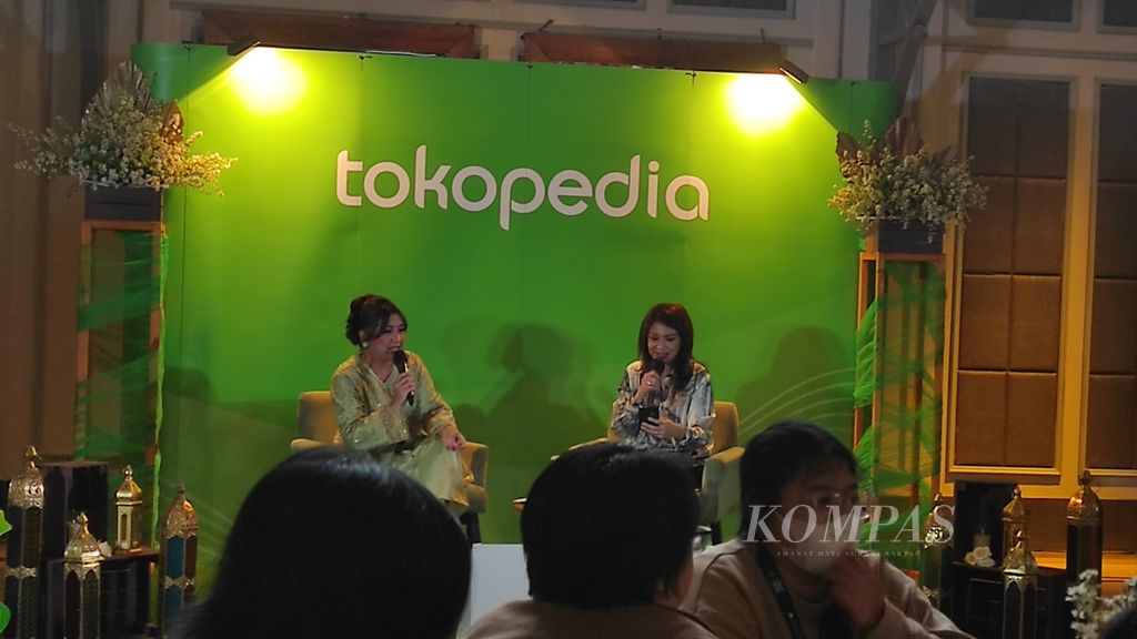 Direktur Corporate Affairs Tokopedia Nuraini Razak (kanan) saat menghadiri Buka Bersama, Senin (10/4/2023), di Jakarta.