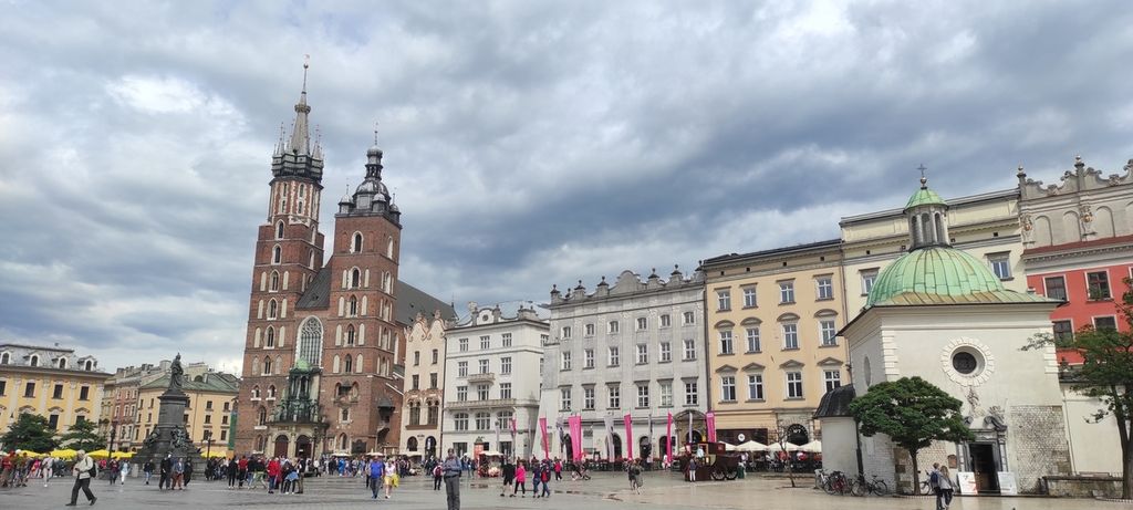 Basilika Santa Maria di pusat Kota Tua Krakow, Polandia pada 12 Juli 2022. Gereja itu membuktikan Eropa sudah terbiasa dengan bangunan bertingkat selama ratusan tahunPenduduk sedikit, wilayah luas, dan banyak bangunan bertingkat memungkinkan Krakow dan banyak kota lain di Eropa meningkatkan ketersediaan ruang terbuka