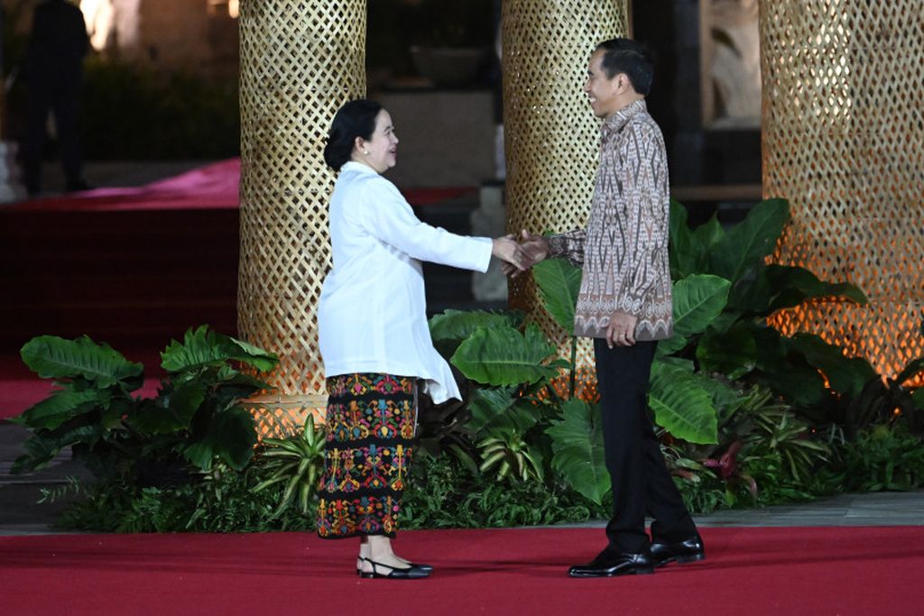 Presiden Joko Widodo (kanan) menyalami Ketua Dewan Perwakilan Rakyat Puan Maharani (kiri) saat sambutan makan malam Forum Air Sedunia ke-10 di Bali, Minggu (19/5/2024).