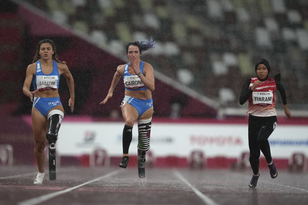 Sprinter Putri Indonesia, Karisma Evi Tiarani (paling kanan), saat bertanding di final nomor 100 meter putri, T63, Paralimpiade Tokyo 2020, Sabtu (4/9/2021) di Tokyo, Jepang. 