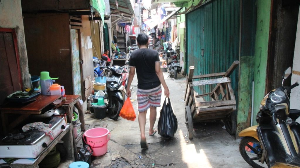 Relawan Sanggar Seroja dan Queer Language Club menyalurkan bantuan sembako kepada para waria di Kampung Duri dan Kali Anyar, Jakarta Barat. Para waria kesulitan bertahan hidup selama pandemi Covid-19.