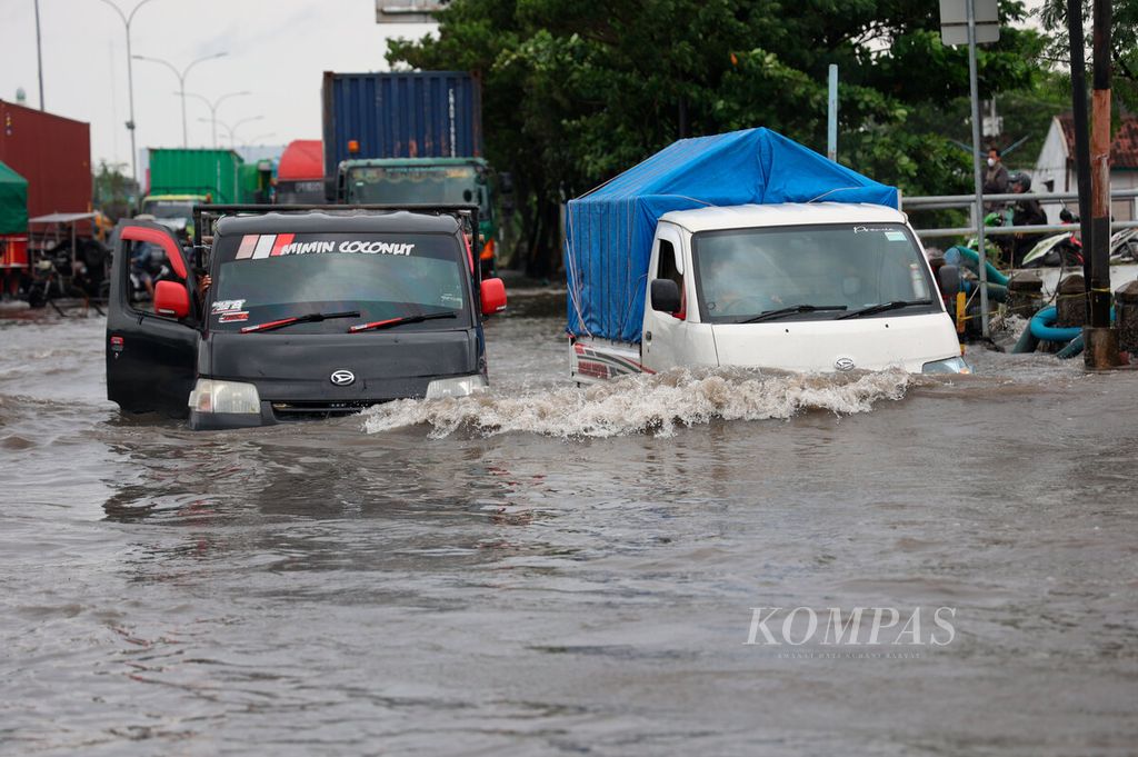 Salah satu kendaraan mogok saat berusaha melintasi banjir yang menggenangi akses jalan pantura di Kaligawe, Kota Semarang, Jawa Tengah, Rabu (13/3/2024).